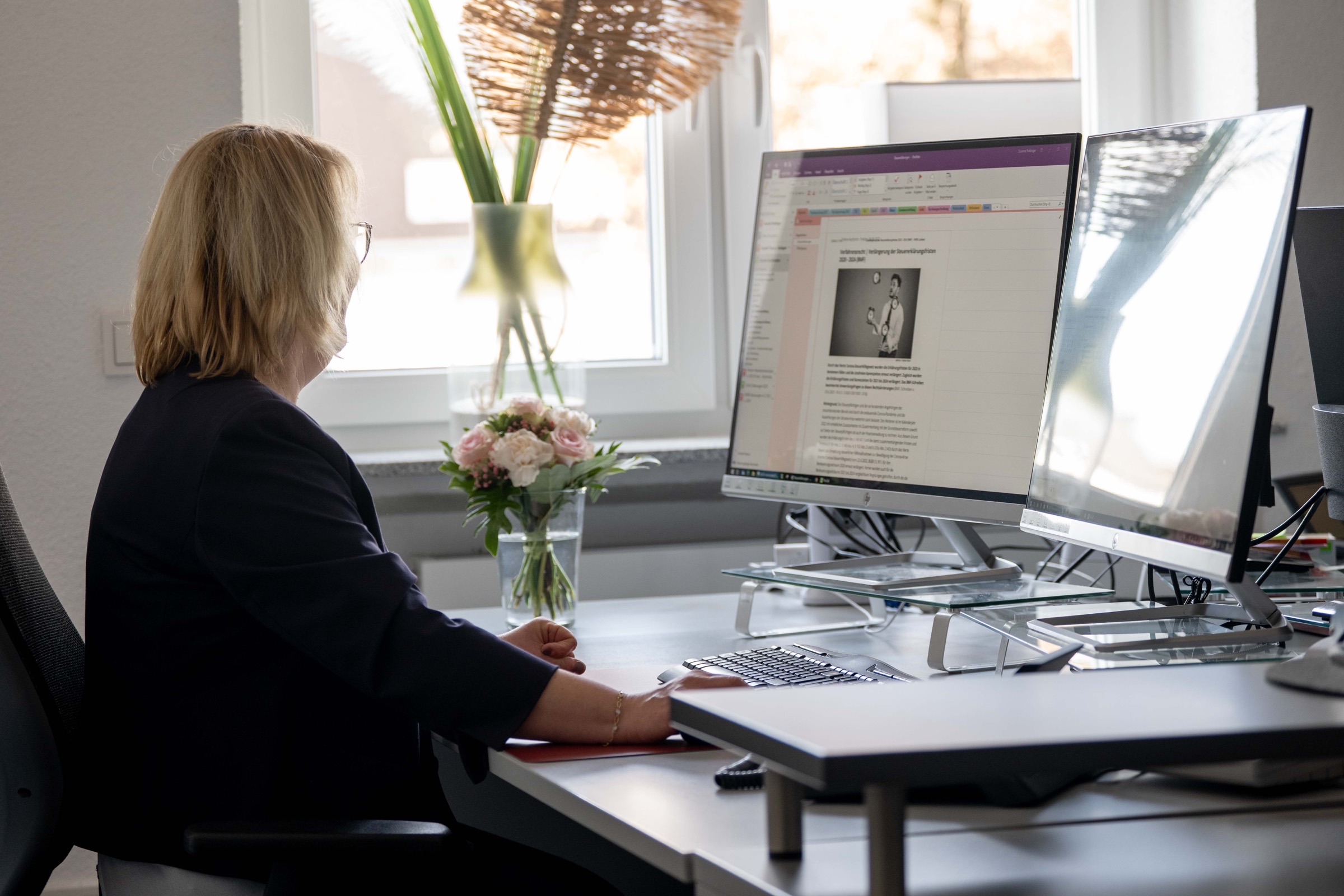 Susanne Rohlinger bei der digitalen Arbeit am Schreibtisch