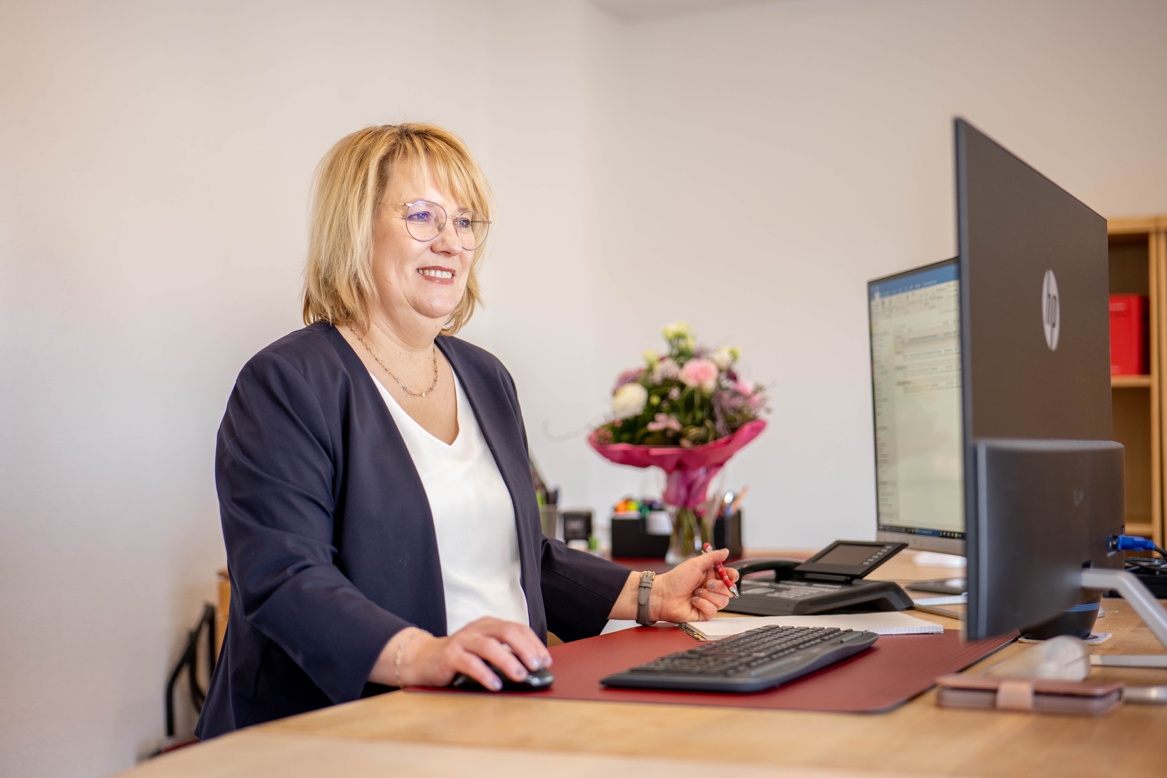 Susanne Rohlinger bei der Arbeit am Schreibtisch in der Kanzlei